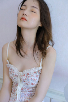 女子与教练车内震动